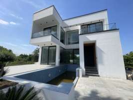 <div class='tp_title'>ویلا شیک شهرکی در نوشهر</div><div class='tp_desc'>با سلام
با معرفی یک ویلا شیک و جذاب با چشم انداز رویایی جنگل ، در بهشت زیبای نوشهر ، همراه شما هستم....❗️❗️❗️
✖️مـــشــخــصـــات ویــــلا✔️۳۸۰ متر زمین✔️۴۰۰ متر بنا تریبلکس مدرن✔️سه خواب✔️استخر چهار فصل✔️تراس و روف گاردن✔️سند تک برگ
◾️این ویلا شیک و جذاب در یک شهرک زیبای جنگلی در منطقه انارور نوشهر واقع شده است.
◾...</div><div class='row_location'><div class='row_title'>آدرس</div><div class='tp_location'>نوشهر<br />آدرس: مازندران، سرخرود، املاک نفار</div></div><div class='row_contact'><div class='row_title'>اطلاعات تماس</div><div class='tp_contact'>شیما قیصریان</div></div><div style='clear:both'></div><div class='title'>تصاویر</div><div class='images_box'><img src='/components/com_djclassifieds/images/item/1/1243_img_8445-scaled_ths.jpeg' width='267' height='200' /><img src='/components/com_djclassifieds/images/item/1/1243_img_8446-scaled_ths.jpeg' width='267' height='200' /><img src='/components/com_djclassifieds/images/item/1/1243_img_8444-scaled_ths.jpeg' width='267' height='200' /></div><div style='clear:both'></div> ویلا شیک شهرکی در نوشهر