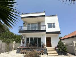 <div class='tp_title'>ویلا مدرن شهرکی در خضرتیره رویان</div><div class='tp_desc'>سلام
امیدوارم حالتون خوب باشه
با معرفی یه ویلا مدرن شهرکی در خضرتیره رویان همراهتون هستم
مشخصات ویلا :
300 متر زمین
275 متر بنا
4 خواب
مدرن
شهرکی
چشم اندازی فوق العاده به طبیعت اطراف
◾ دهکده توریستی خضرتیره یکی از زیباترین و رویاییترین مناطق مازندران است ، این دهکده جذاب در فاصله کمی از شهر رویان واقع شده و همجوار منطقه ونوش و نارنج بن میباشد .
به طور کلی با خرید ویلا در روستای خضرتیره رویان ا...</div><div class='row_location'><div class='row_title'>آدرس</div><div class='tp_location'>رویان<br />آدرس: مازندران، سرخرود، املاک نفار</div></div><div class='row_contact'><div class='row_title'>اطلاعات تماس</div><div class='tp_contact'>شیما قیصریان</div></div><div style='clear:both'></div><div class='title'>تصاویر</div><div class='images_box'><img src='/components/com_djclassifieds/images/item/1/1307_img_2500-scaled_ths.jpeg' width='267' height='200' /><img src='/components/com_djclassifieds/images/item/1/1307_img_2504-scaled_ths.jpeg' width='267' height='200' /><img src='/components/com_djclassifieds/images/item/1/1307_img_2503-scaled_ths.jpeg' width='267' height='200' /></div><div style='clear:both'></div> ویلا مدرن شهرکی در خضرتیره رویان